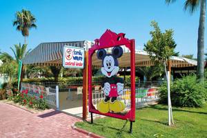 Cocktail-Kinder-Schild mit Mickey-Maus-Figur im Club Nena
