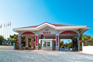 Foto des Eingangsbereichs zum Club Nena Hotel mit rotem Dach und weissen Wänden
