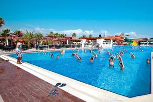 Gruppe von Menschen, die Wassergymnastik im Schwimmbad des Club Nena Hotels machen