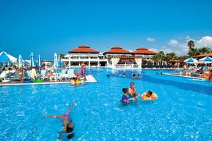 Schwimmbad im Club Nena Hotel mit vielen Gästen, die schwimmen und entspannen