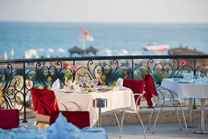 Terrasse im Club Nena mit Blick auf das Meer.