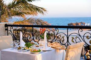 Meerblick vom Tisch im Club Nena Hotelrestaurant mit mediterranem Essen und Getränken