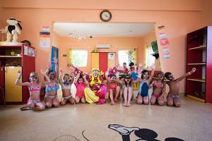 Gruppe von Kindern und einem Clown im Club Nena Hotel bei einem Clown-Kurs
