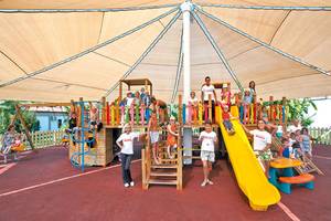 Kinder und Mitarbeiter im Club Nena Kinderspielplatz