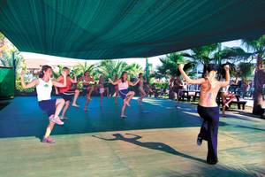 Frauen beim Fitnesskurs im Club Nena Hotel, einige im Schatten.