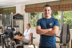 Ein Trainer und eine Frau im Fitnessstudio des Club Nena