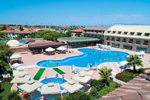 Luftaufnahme des Club Nena Hotels mit mehreren Swimmingpools und Sonnenliegen