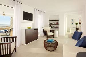 Wohnzimmer des Mykonos Grand Hotel & Resort mit Meerblick, modernen Möbeln und Innendekoration.