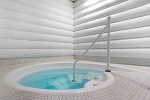 Whirlpool im Bull Dorado Beach & Spa Hotel mit Handlauf und Wasser