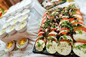 Buffettisch im Bull Dorado Beach & Spa Hotel mit verschiedenen Gerichten und Salaten.