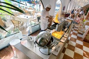 Koch bei einem Buffettisch im Bull Dorado Beach & Spa Hotel.