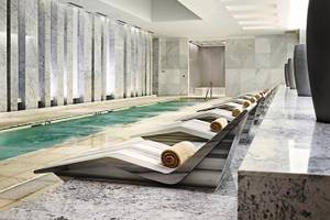 Innenpool im Fontainebleau Miami Beach mit Lounge-Liegen und Marmorwänden