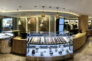 Innenansicht des Fontainebleau Miami Beach Hotels mit einer Theke voller Kuchen und Desserts.