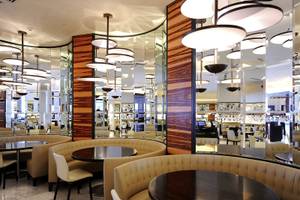 Inneneinrichtung des Fontainebleau Miami Beach Hotels mit modernen Möbeln und dekorativen Lampen.