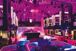 Innenbereich des Fontainebleau Miami Beach mit violetter Beleuchtung und Lounge-Bereichen