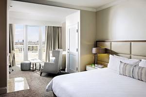 Innenansicht eines Zimmers im Fontainebleau Miami Beach Hotel mit Bett, Stühlen und Stadtblick