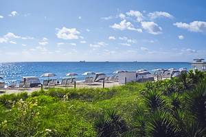 Strandszenerie mit Sonnenliegen und Sonnenschirmen am Fontainebleau Miami Beach