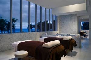 Spa-Behandlungsraum im Fontainebleau Miami Beach mit Blick auf das Meer.