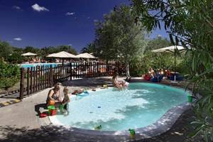 Familie mit Kindern am Kinderbecken im Resort Cala Di Falco.