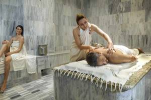 Ein Mann im Robinson Djerba Bahiya Hotel genießt eine Massage im Spa.