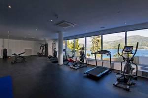Fitnesscenter im Osmine Slano Hotel mit Blick auf den See und Bergen