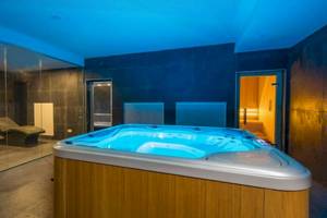 Jacuzzi-Raum im Osmine Slano Hotel mit blauen Lichtern und Lounge-Liegestühlen.