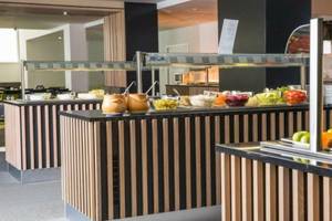 Buffetbereich im Osmine Slano Hotel mit verschiedenen Speisen und Früchten.