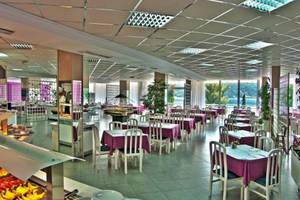 Innenansicht des Restaurants im Osmine Slano Hotel mit Tischen, Stühlen und Buffet.