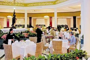 Gäste essen im Restaurant des Bahia Principe Luxury Ambar Hotels