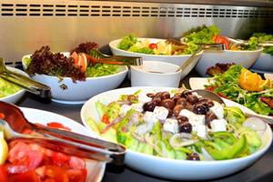 Salatbuffet im Akti Palace Hotel, verschiedene Salate und Toppings in weißen Schüsseln.