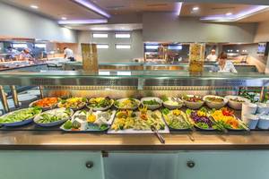 Buffet im Akti Palace Hotel mit verschiedenen Salaten, Gemüse und Käse