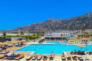 Akti Palace Hotel Pool mit Blick auf die Landschaft und Berge