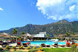 Akti Palace Hotel mit Poolbereich und Berg im Hintergrund