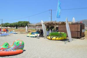 Wassersportstation am Akti Palace Hotel mit aufblasbaren Booten und Surfbrettern