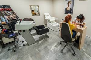 Friseursalon im Akti Palace Hotel mit Stühlen, Spiegel und Kosmetikdisplay