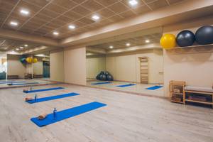 Fitnessraum im Iberostar Grand El Mirador mit Spiegeln, Yoga-Matten, und Fitnessbällen.