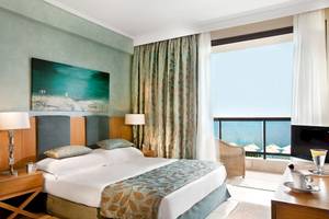 Ein Hotelzimmer im Ikos Oceania Hotel mit Blick auf das Meer.