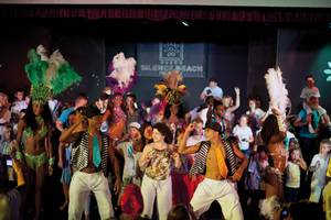 Darbietung der Show im Selectum Family Resort Side vor einem Publikum.