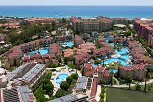 Luftaufnahme des Selectum Family Resort Side mit mehreren Swimmingpools und Gebäuden am Meer