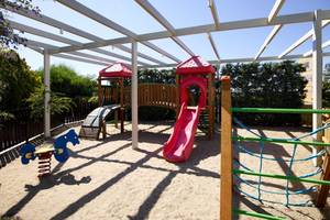 Kinderspielplatz im Rhodes Bay Hotel & Spa mit Rutsche und Kletternetz.