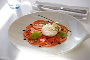 Frühstücksbuffet im Rhodes Bay Hotel & Spa mit Tomatensalat und Mozzarella.