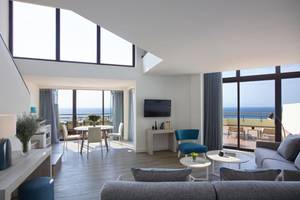 Wohnbereich des Rhodes Bay Hotel & Spa mit Blick auf das Meer.