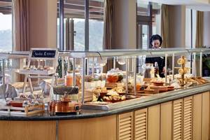 Buffet-Tisch im Rhodes Bay Hotel & Spa mit verschiedenen Speisen und Getränken.