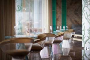 Inneneinrichtung des Conrad Abu Dhabi Etihad Towers Hotel mit modernen Stühlen und Tischen.