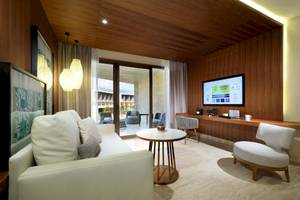 Wohnzimmerbereich des TRS Coral Hotels mit Sofa, Tisch, Fernseher und Deko.