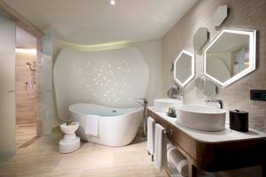 Ein modernes Badezimmer im TRS Coral Hotel mit Badewanne, Dusche, Waschbecken und Toilette.