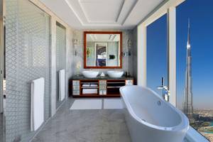 Badezimmer im Taj Dubai mit Blick auf Burj Khalifa