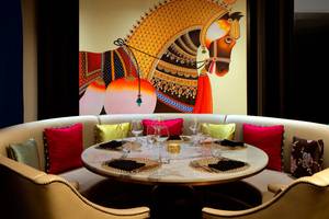 Hotellounge mit einer Wandmalerei eines Pferdes im Taj Dubai.