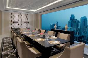Speisesaal im Taj Dubai Hotel mit Blick auf die Stadt