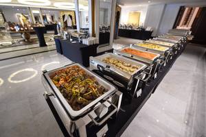 Mehrere Edelstahl-Buffet-Schalotten mit verschiedenen Gerichten im Taj Dubai Hotel.